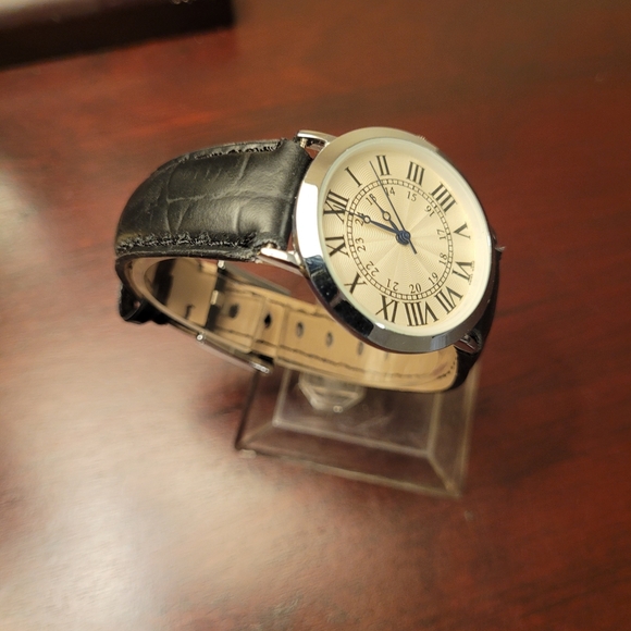 Brand new Women's Black Roman Dial fashion watch - Picture 3 of 4